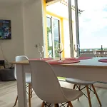 Ocean View Apartment, * 阿德耶