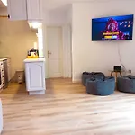 Ocean View Apartment, 公寓 阿德耶