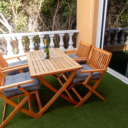 Ocean View Apartment, 아데제